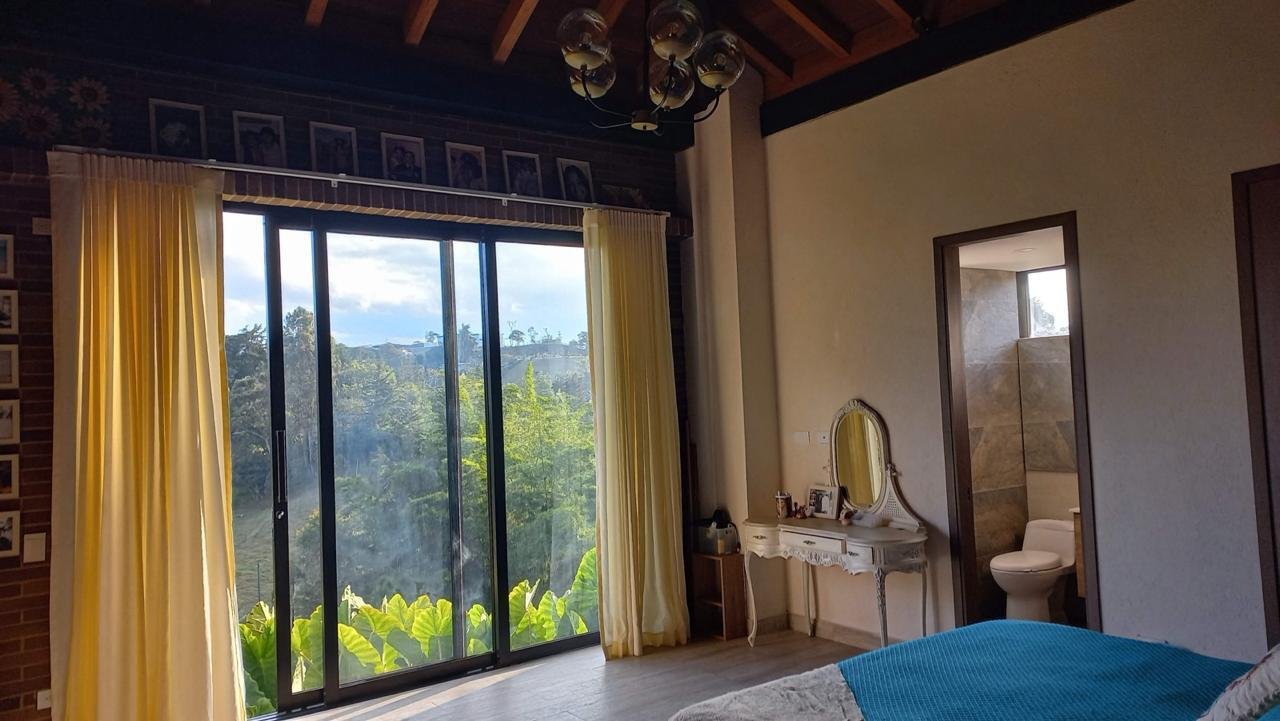 Alcoba principal con baño y ventanal