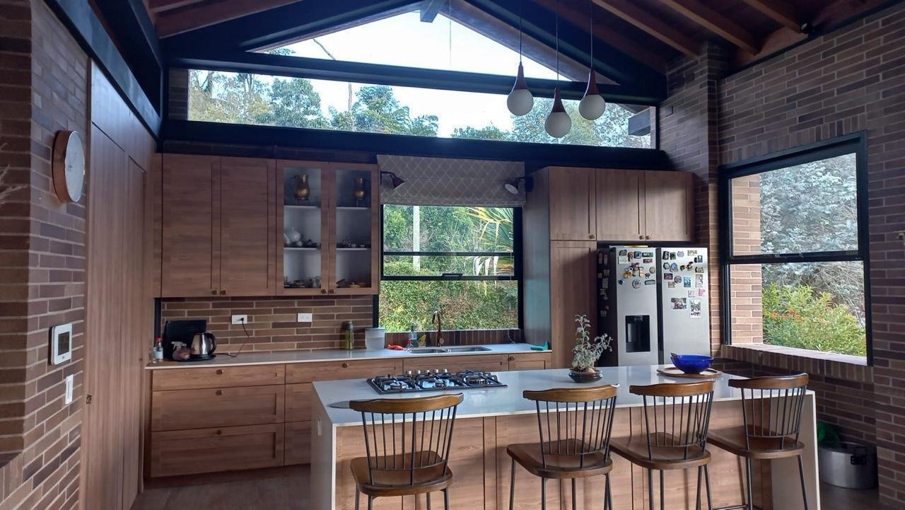 Cocina integral con isla y barra
