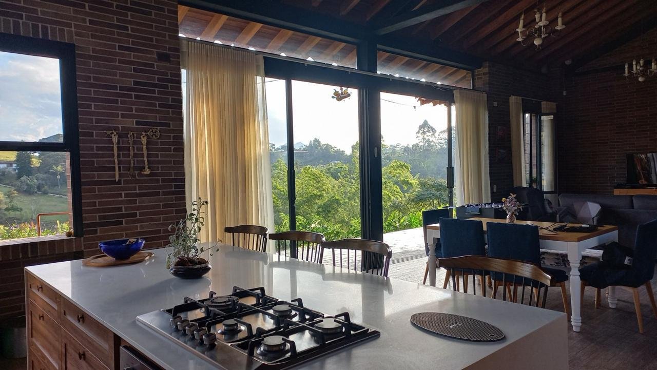 Cocina abierta hacia el comedor y la terraza