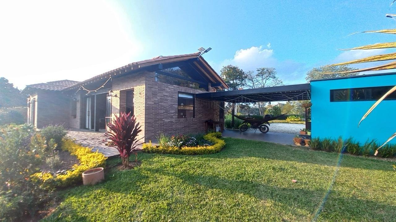 Parqueadero cubierto con hamaca