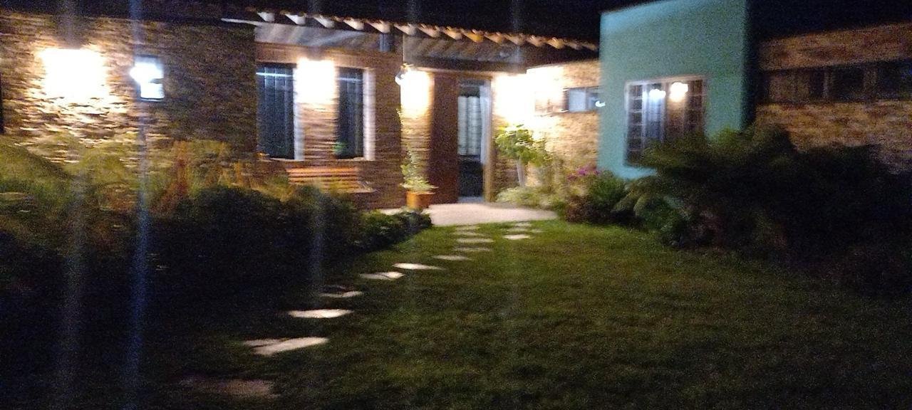 La casa iluminada de noche