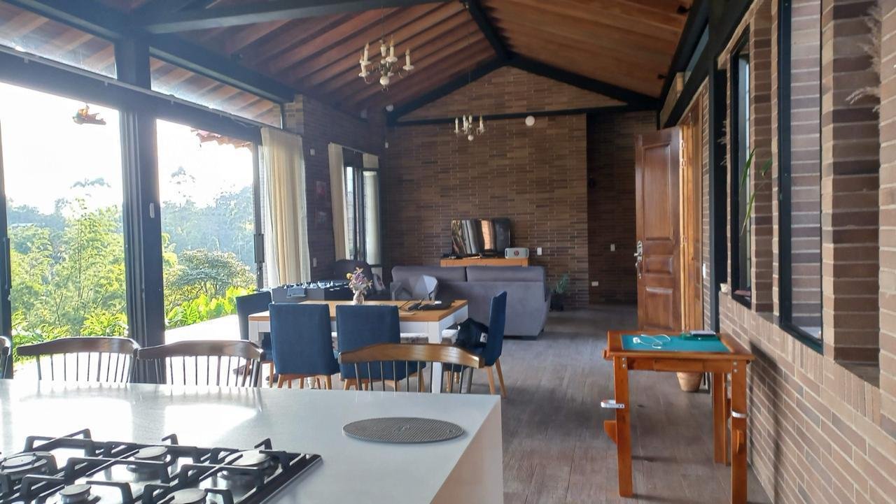 Sala y comedor con vista al jardín