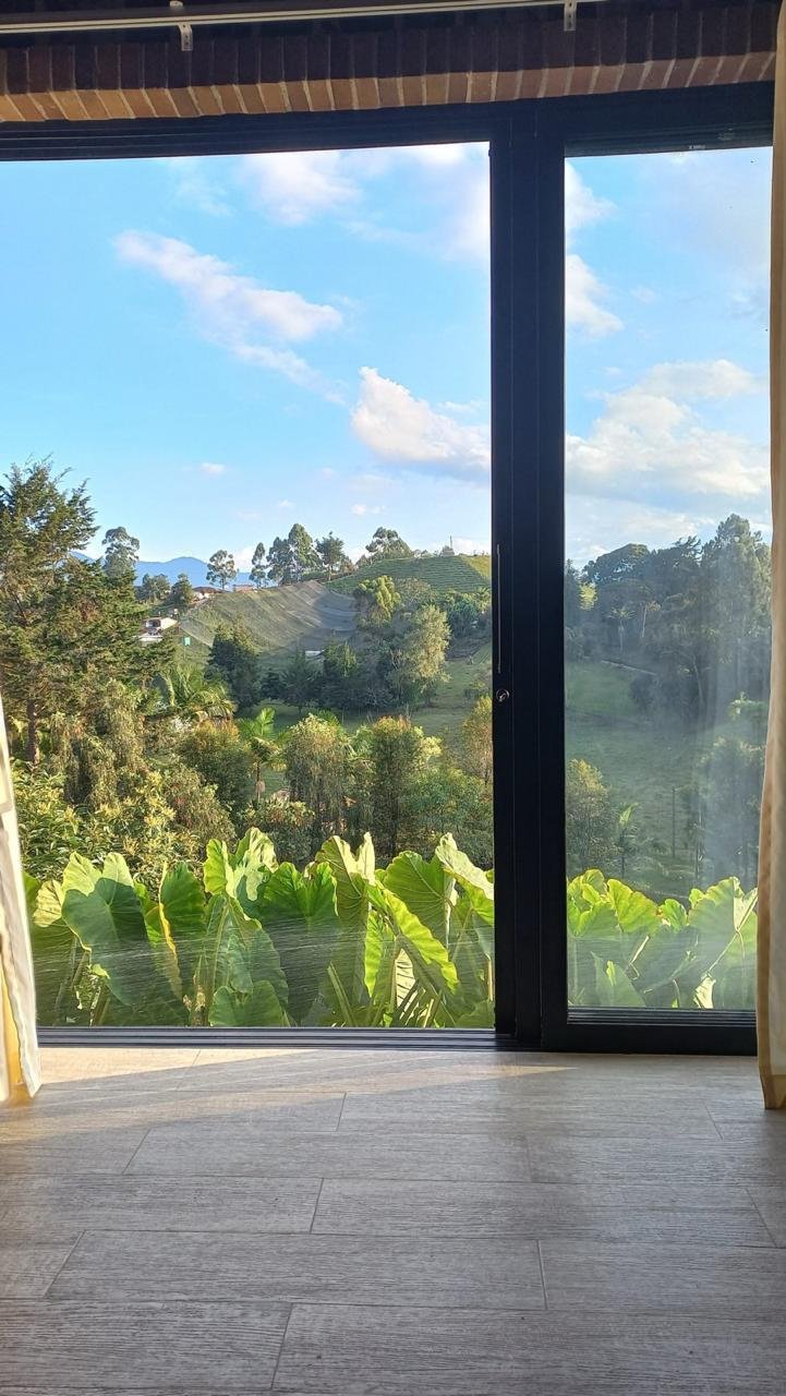 Vista a la montaña desde el ventanal de una alcoba